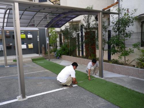 人工芝の長さを図って切ります 人工芝の長さを図って切ります