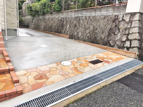 施工例門柱 壁タイル貼り ユニソン ソイルレンガスリム 郵便受け