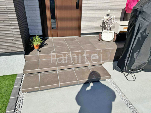 施工例門柱 壁タイル貼り タカショー 木製調セラ ウォール RC杉 施工例門柱 壁タイル貼り タカショー 木製調セラ ウォール RC杉