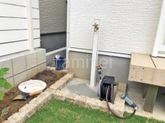 立水栓 ユニソン スプレスタンド60ライト 蛇口2個 ピンコロ囲い水受け(パン) 土間モルタル仕上げ 洗い場
